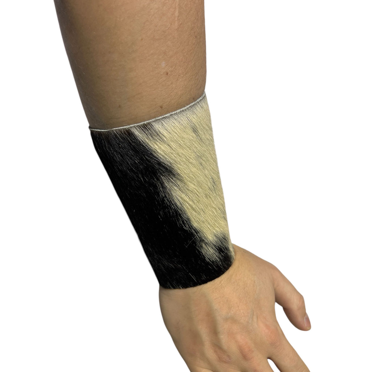 Armband, brett i äkta hårigt läder