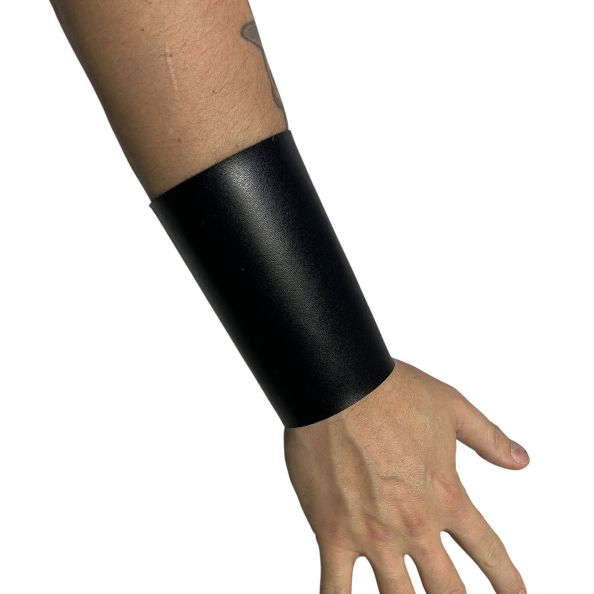 Armband, brett i äkta svart läder med silver, blå eller röda knappar
