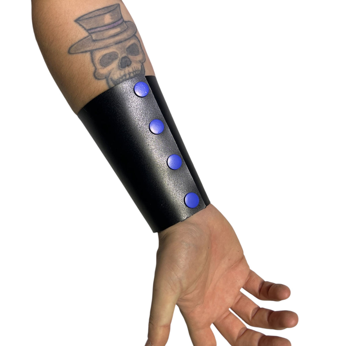Armband, brett i äkta svart läder med silver, blå eller röda knappar