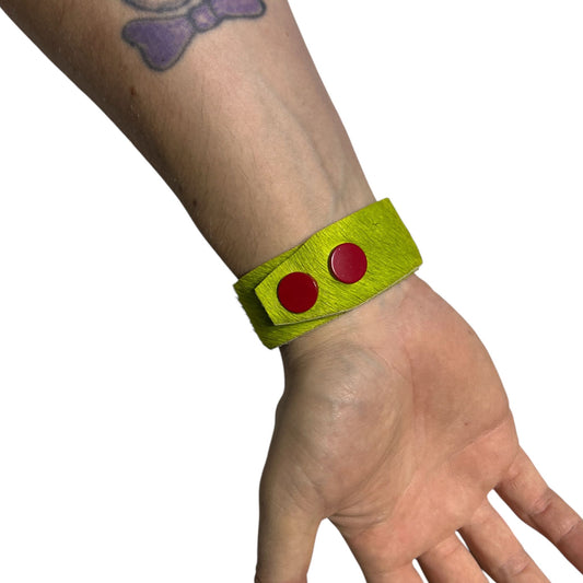 Armband, i äkta grönt och hårigt läder