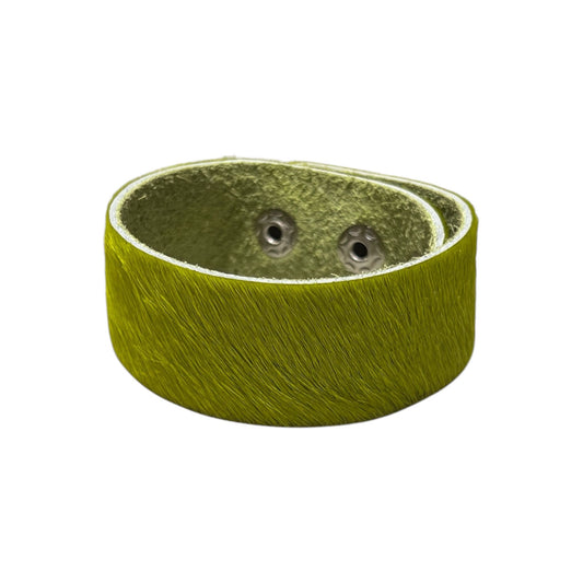 Armband, i äkta grönt och hårigt läder