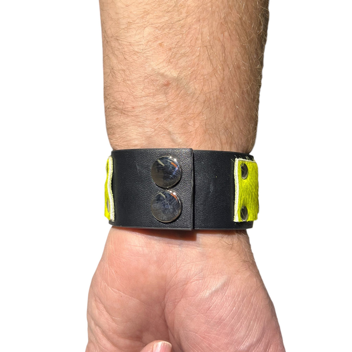 Armband, i äkta svart och grönt hårigt läder