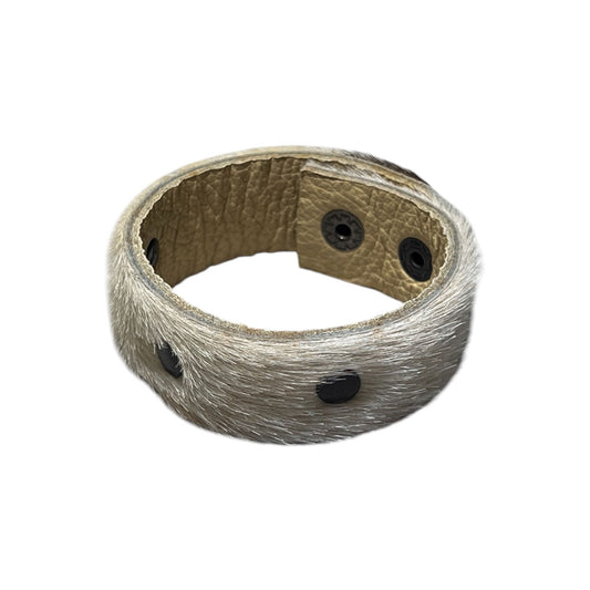 Armband, i äkta vitt och hårigt läder