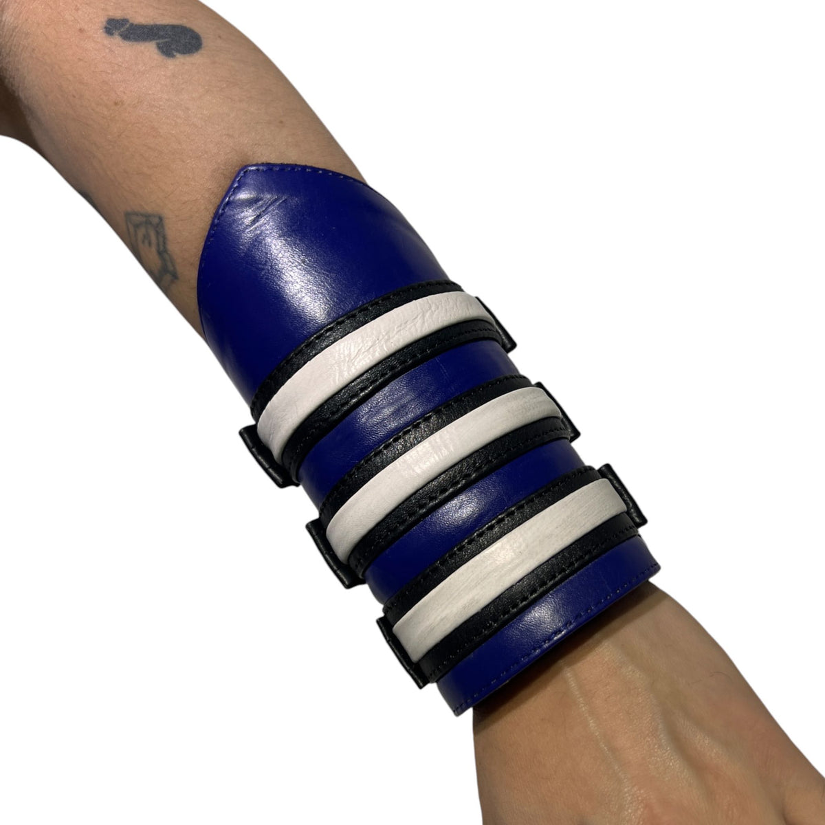 Armband, brett i äkta läder, blått, vitt och silvermetall
