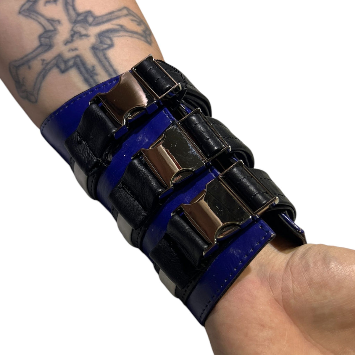 Armband, brett i äkta läder, blått, vitt och silvermetall