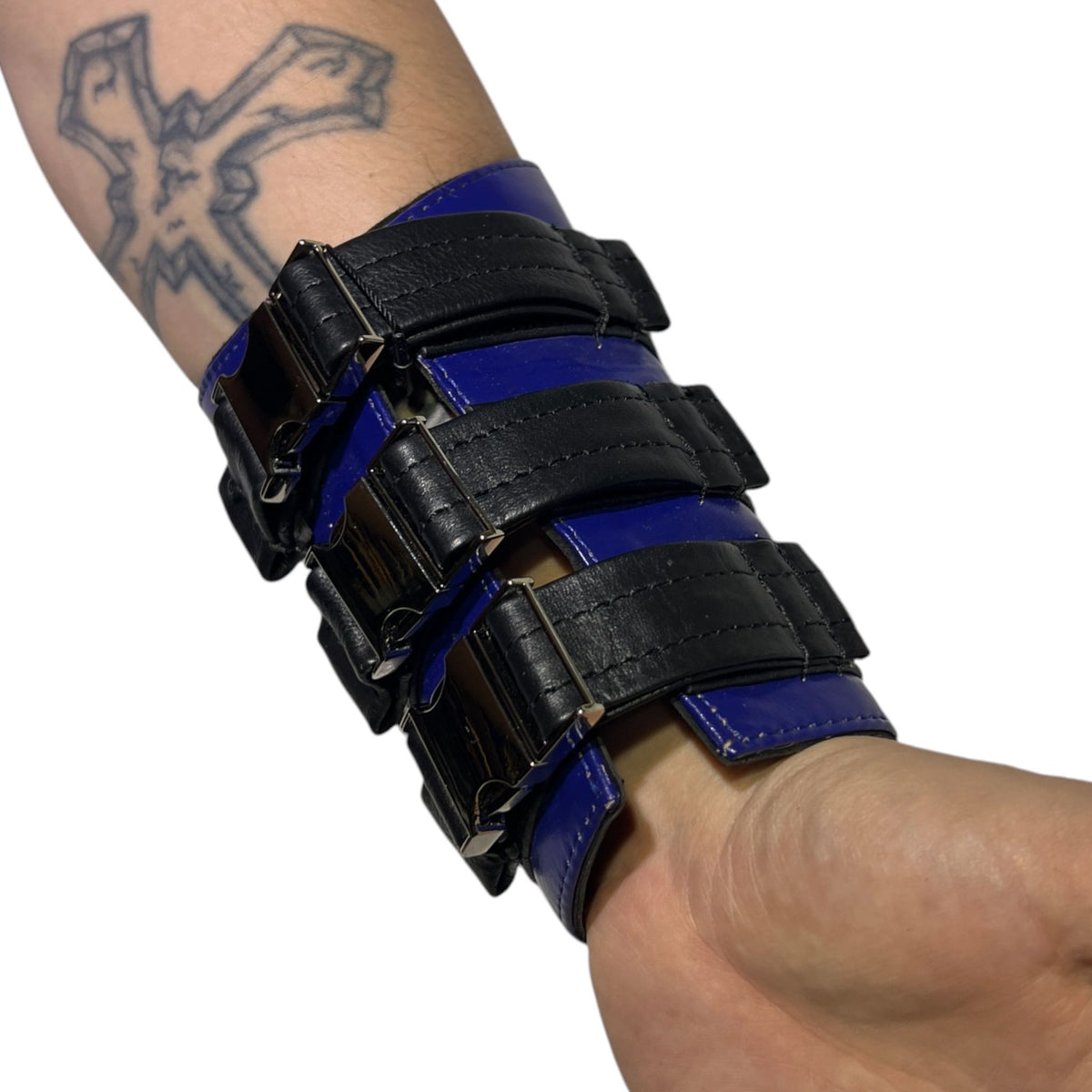 Armband, brett i äkta läder, blått, vitt och silvermetall