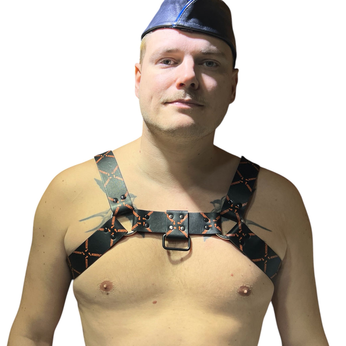 Harness i svart äkta läder med orange mönster, typ bulldog