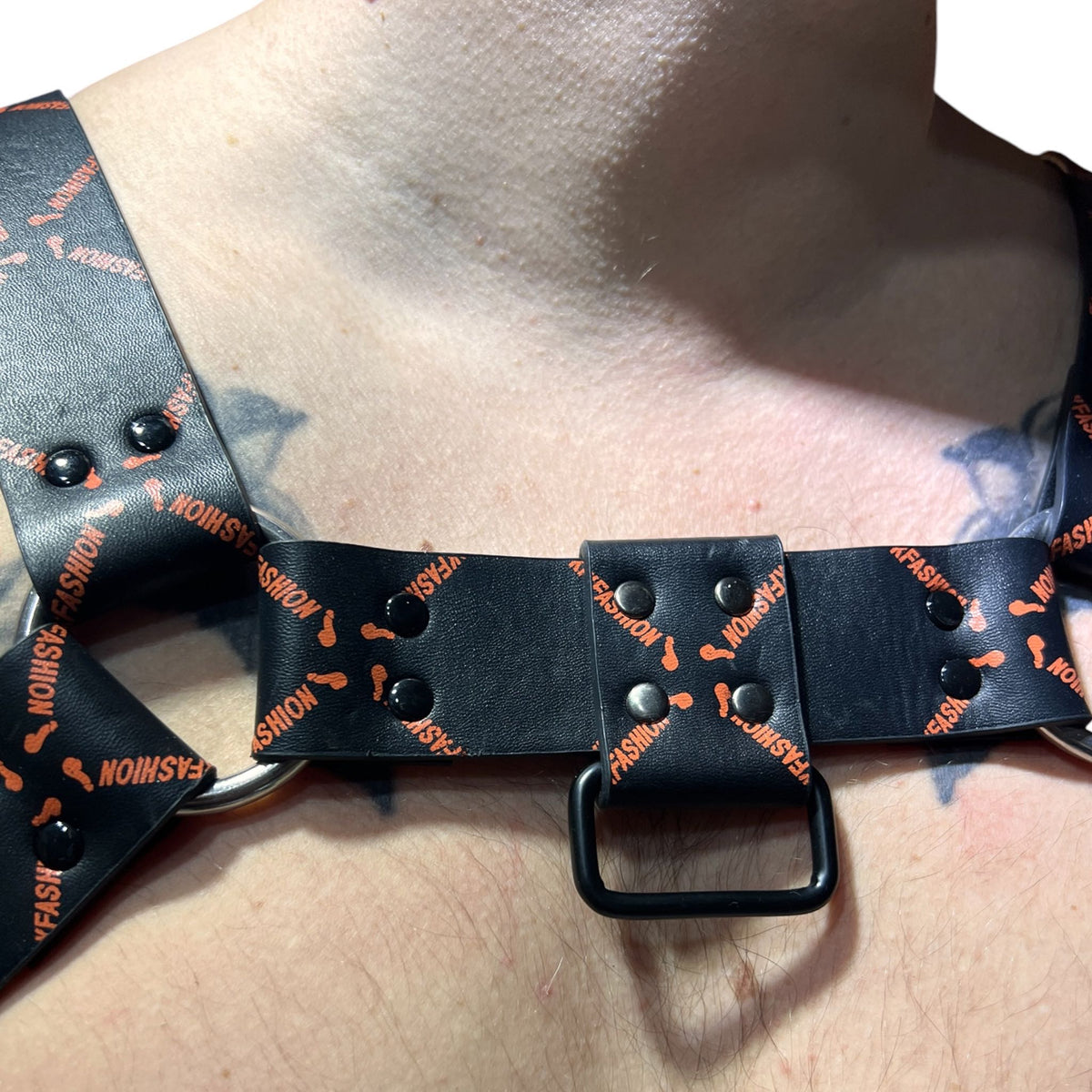 Harness i svart äkta läder med orange mönster, typ bulldog