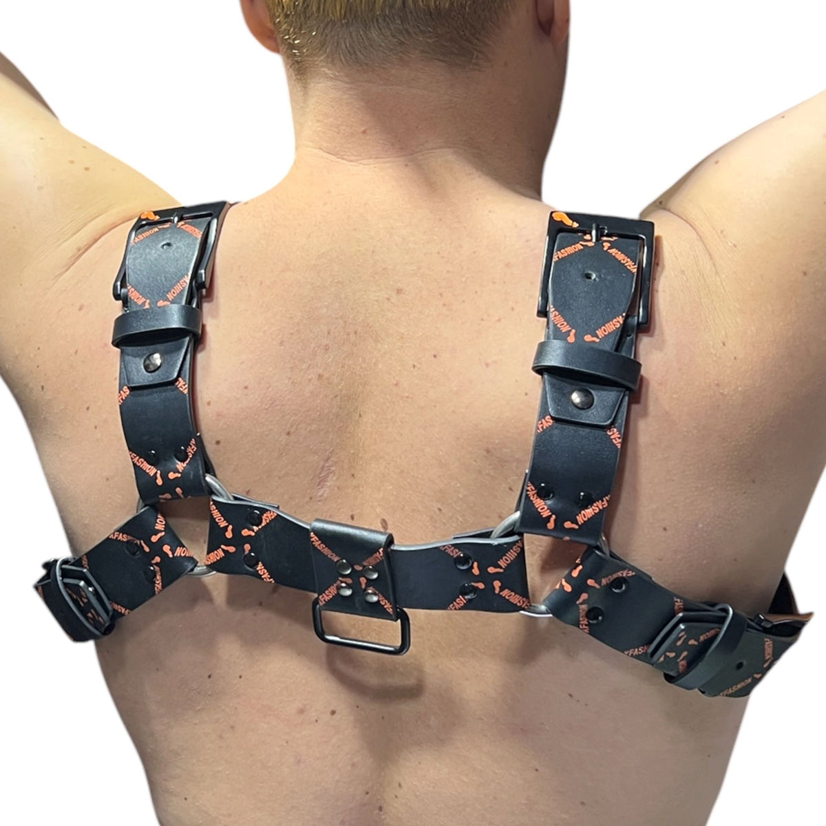 Harness i svart äkta läder med orange mönster, typ bulldog