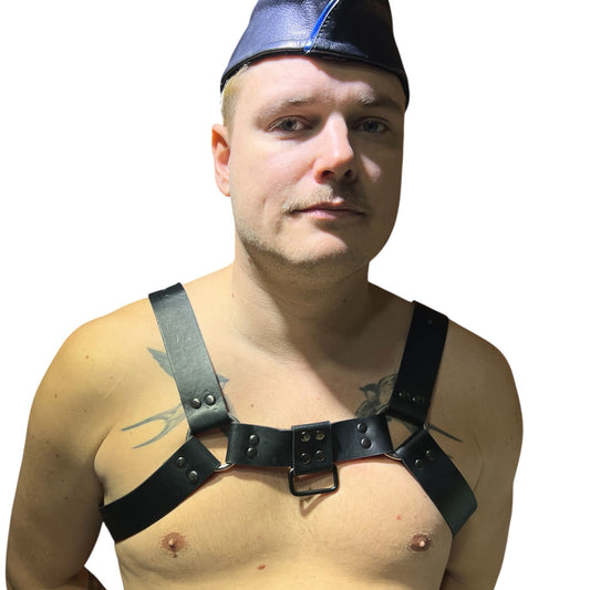 Harness i svart äkta läder med svarta nitar, typ bulldog
