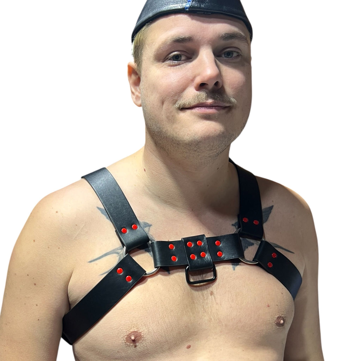 Harness i svart äkta läder med röda nitar, typ bulldog