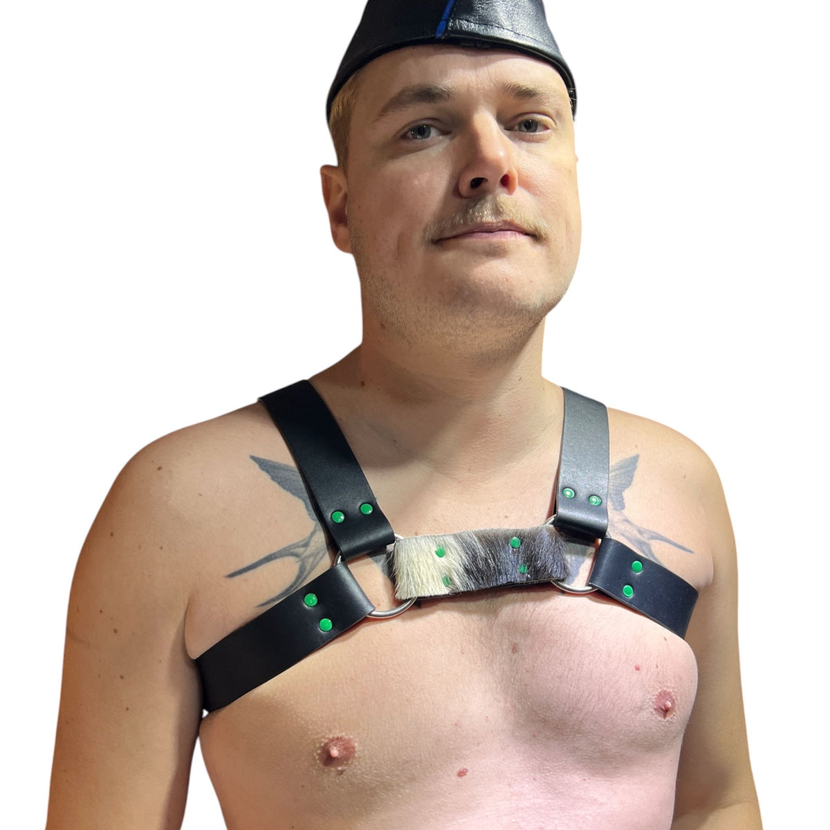 Harness i svart äkta läder med koskinn och gröna nitar, typ bulldog
