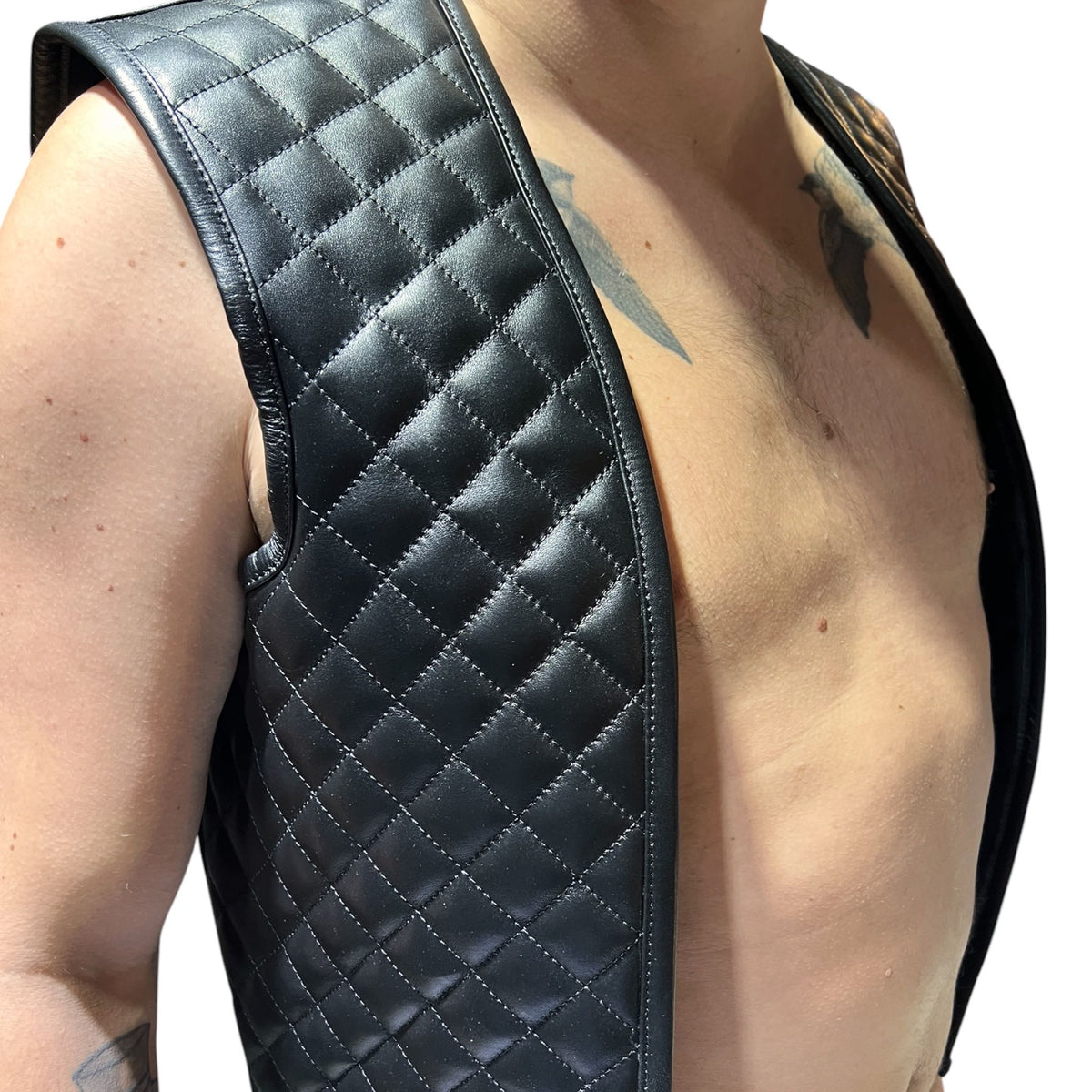 Mens bar vest i äkta läder, svart med quiltad framsida en skinnväst för herr