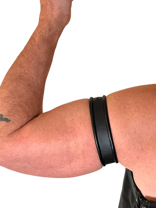 Bicepsband eller choker i svart äkta läder