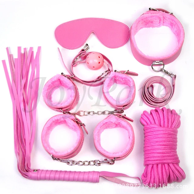 Bondage-Set, ein Set für BDSM, bestehend aus Fesselseil, Peitsche, Augenmaske, Halsband, Hand- und Fußfesseln