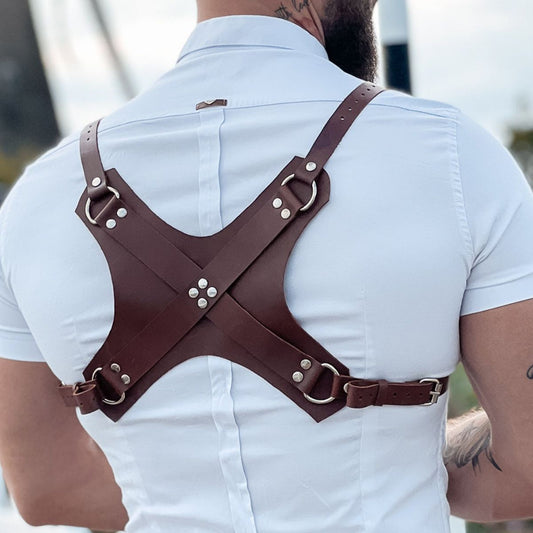 Harness, maskulint harness i brunt