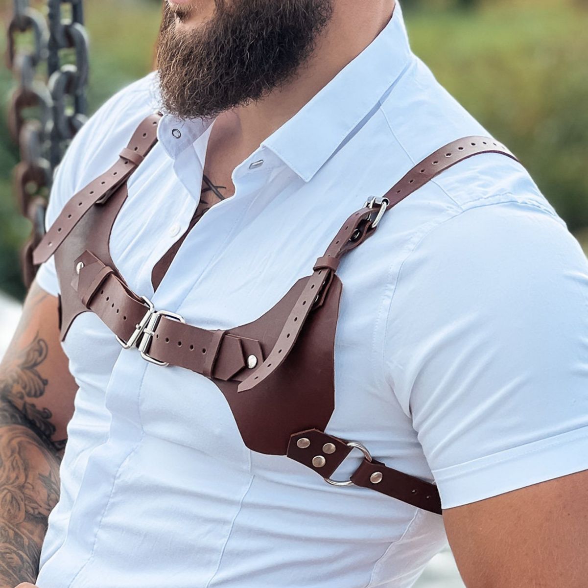 Harness, maskulint harness i brunt