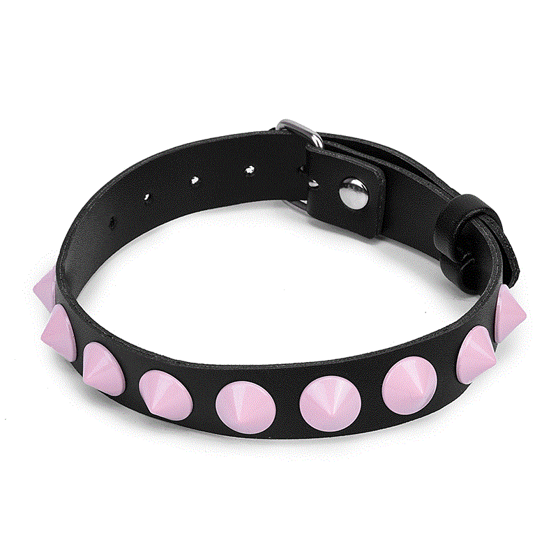 Choker eller halsband med rosa spetsiga nitar