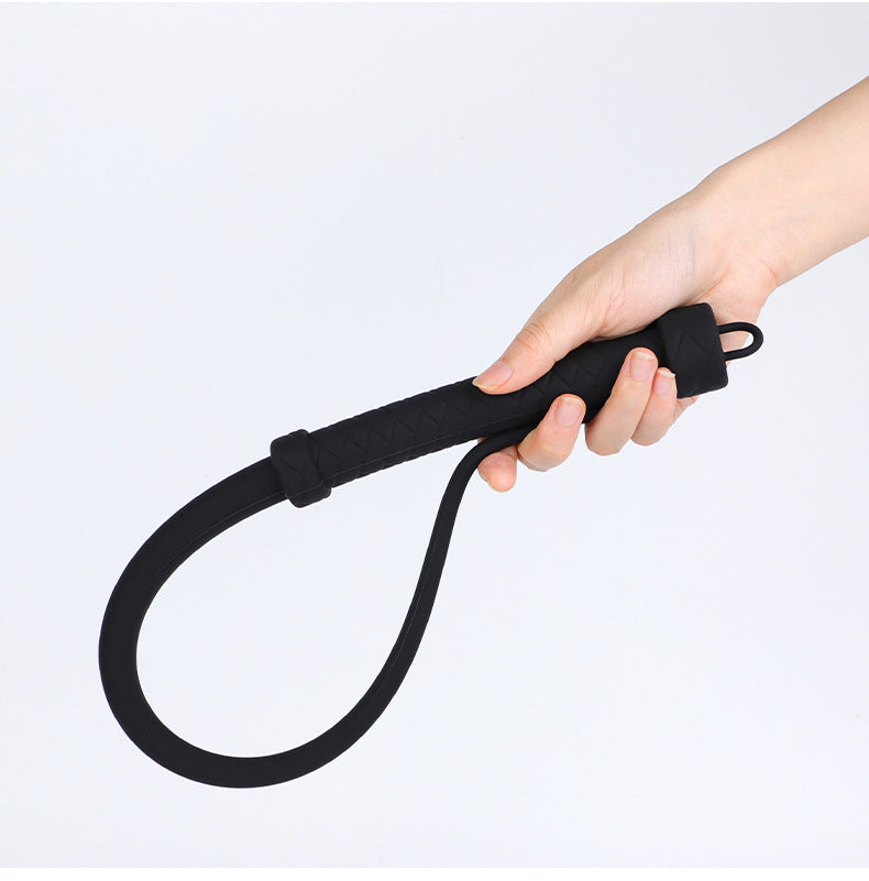 Piska i svart med form av ormpiska