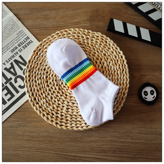 Strumpor. ankelstrumpor i pridefärger, vita regnbågsfärgade