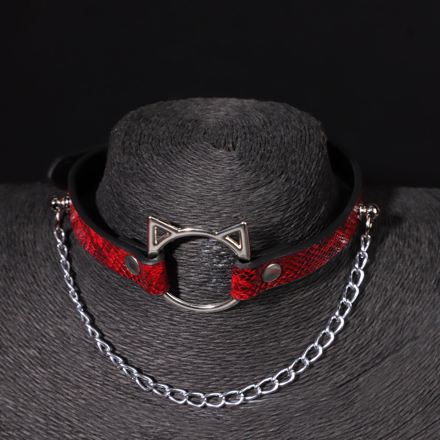Röd chocker eller halsband med katthuvud och kedja
