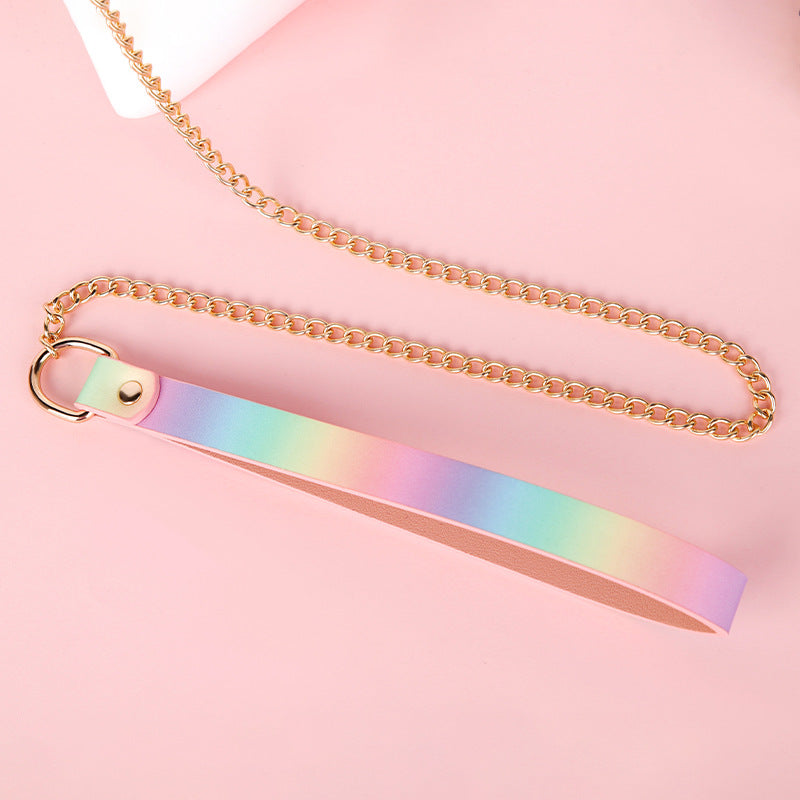 Regnbågsfärgat, glittrigt collar & koppel i stilren fetish- och cosplaydesign