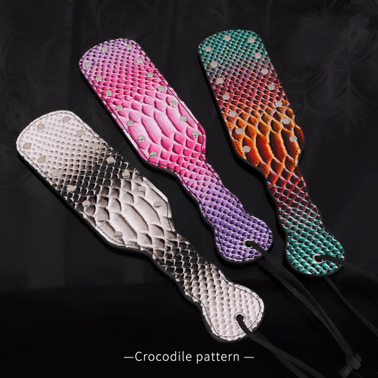 Paddelpiska av äkta läder med exklusivt krokodilmönster