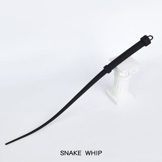 Piska i svart med form av ormpiska