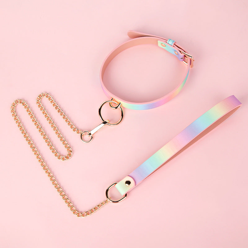 Regnbågsfärgat, glittrigt collar & koppel i stilren fetish- och cosplaydesign