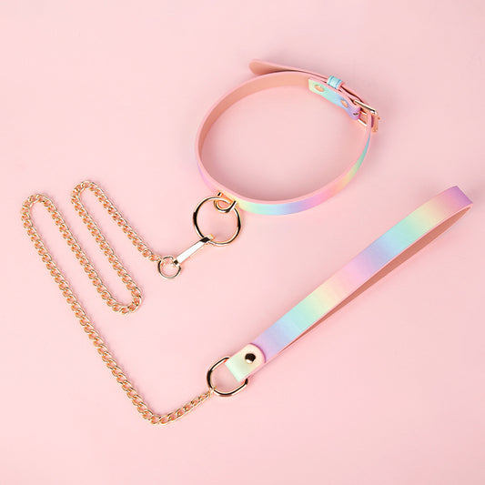 Regnbågsfärgat, glittrigt collar & koppel i stilren fetish- och cosplaydesign