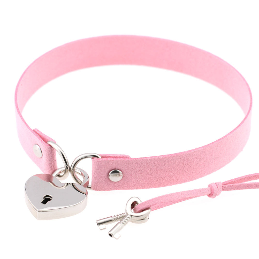 Halsband med hjärtformat hänglås i svart, rosa, rött, blått och beige