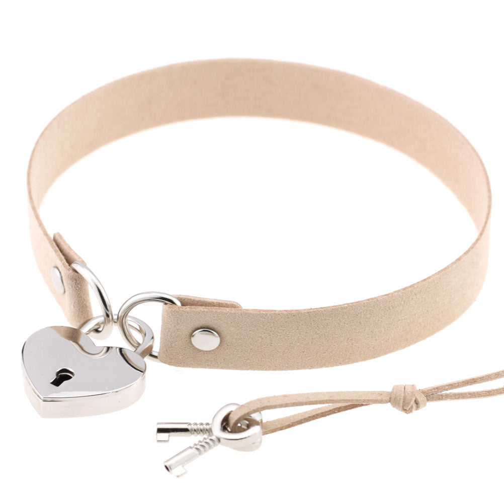 Halsband med hjärtformat hänglås i svart, rosa, rött, blått och beige