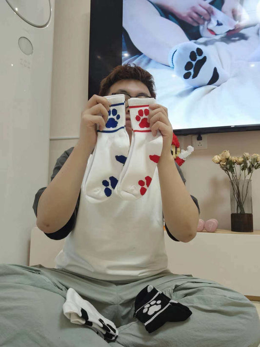 Vita strumpor med blå eller röda tasstryck – Puppyplay & BDSM, kinky gear för puppies