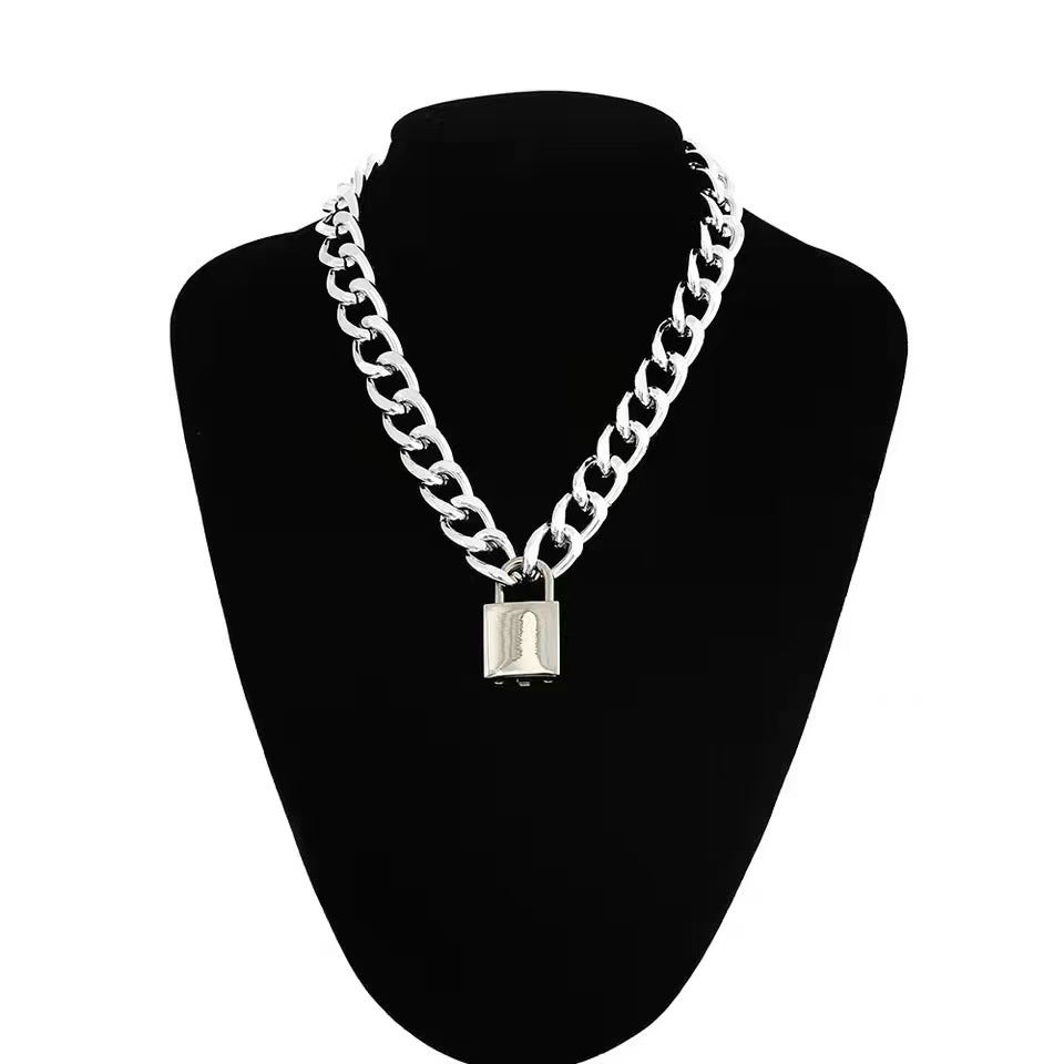 Chunky halsband med Kedjor & Hänglås – Silverfärgad