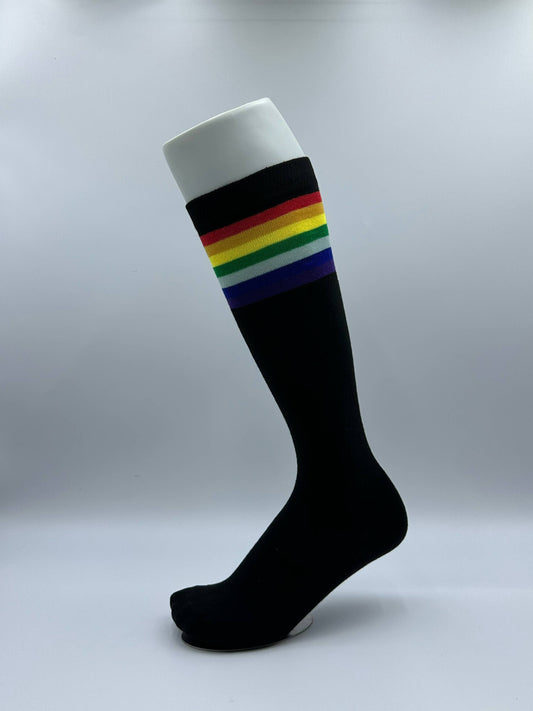 Höga knästrumpor, svarta höga regnbågsfärgade strumpor