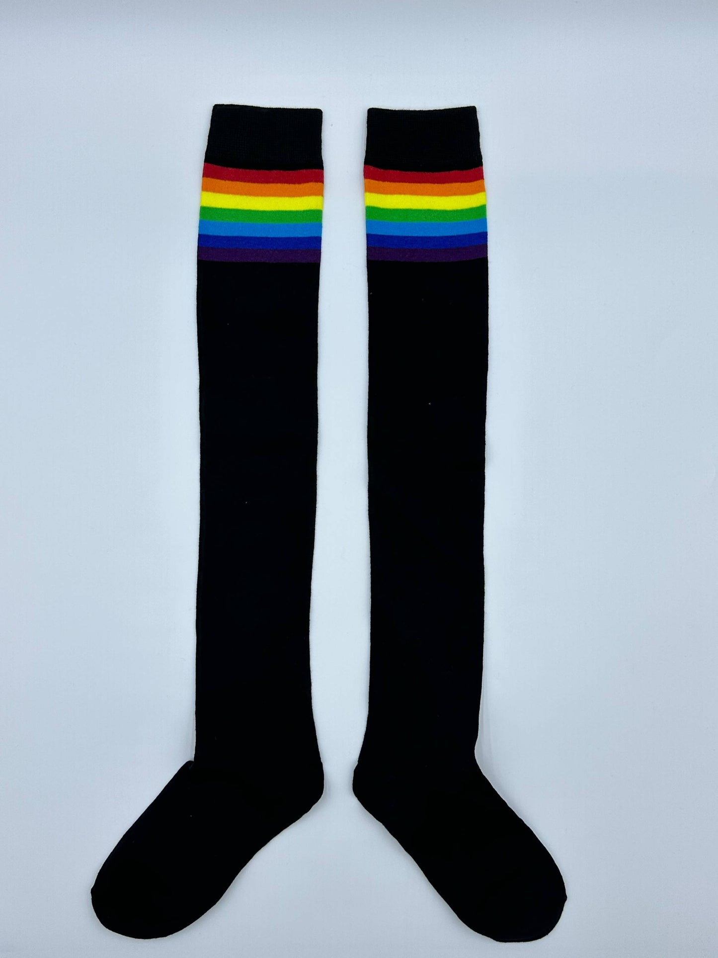 Höga strumpor, svarta regnbågsfärgade.