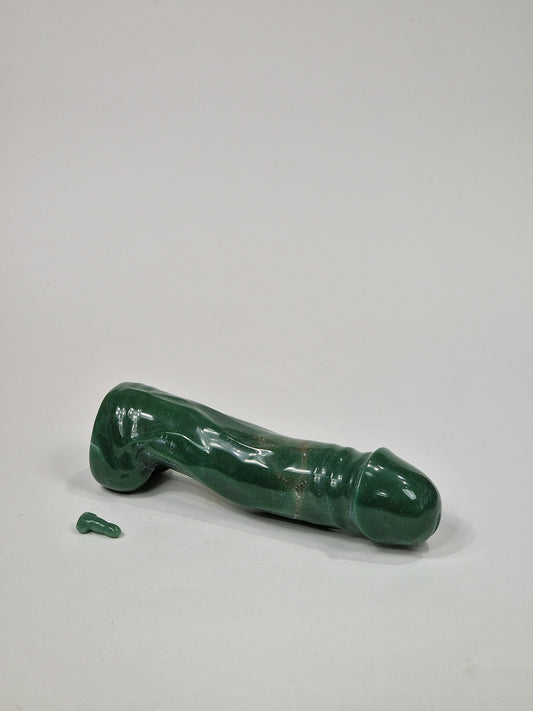 Statue aus Kristall in Form eines 25 cm langen Penis. Ein 1,5 kg schwerer Kristallhahn aus grünem Aventurin oder grünem Aventurin