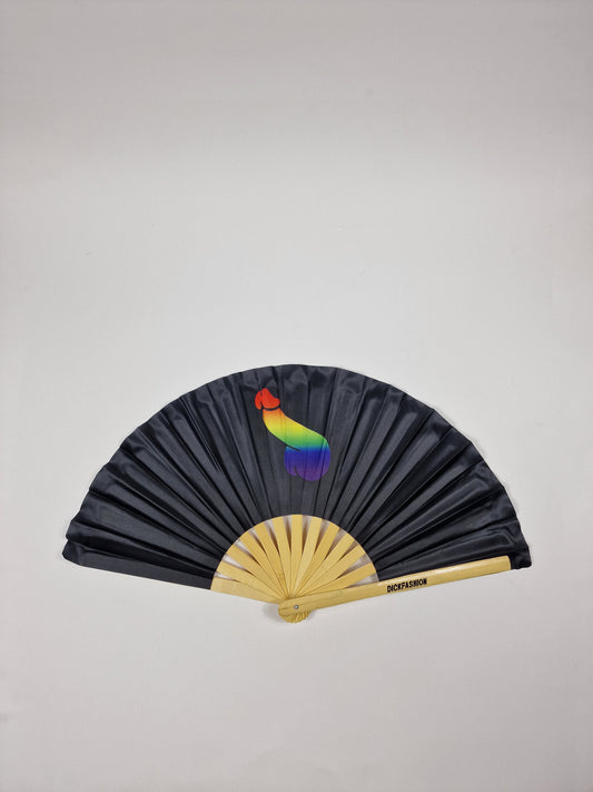 Stilvoller und lustiger Fächer, 60 cm lang, aus Bambusrippen und hochwertigem Stoff. Ein schwarzer Handfick mit einem Regenbogenschwanz