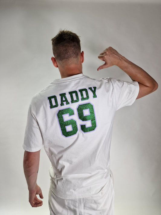 Weißes T-Shirt aus hochwertigem und dickem Stoff, schwere Baumwolle, 240 g/m² mit dem Aufdruck DADDY 69 auf der Rückseite