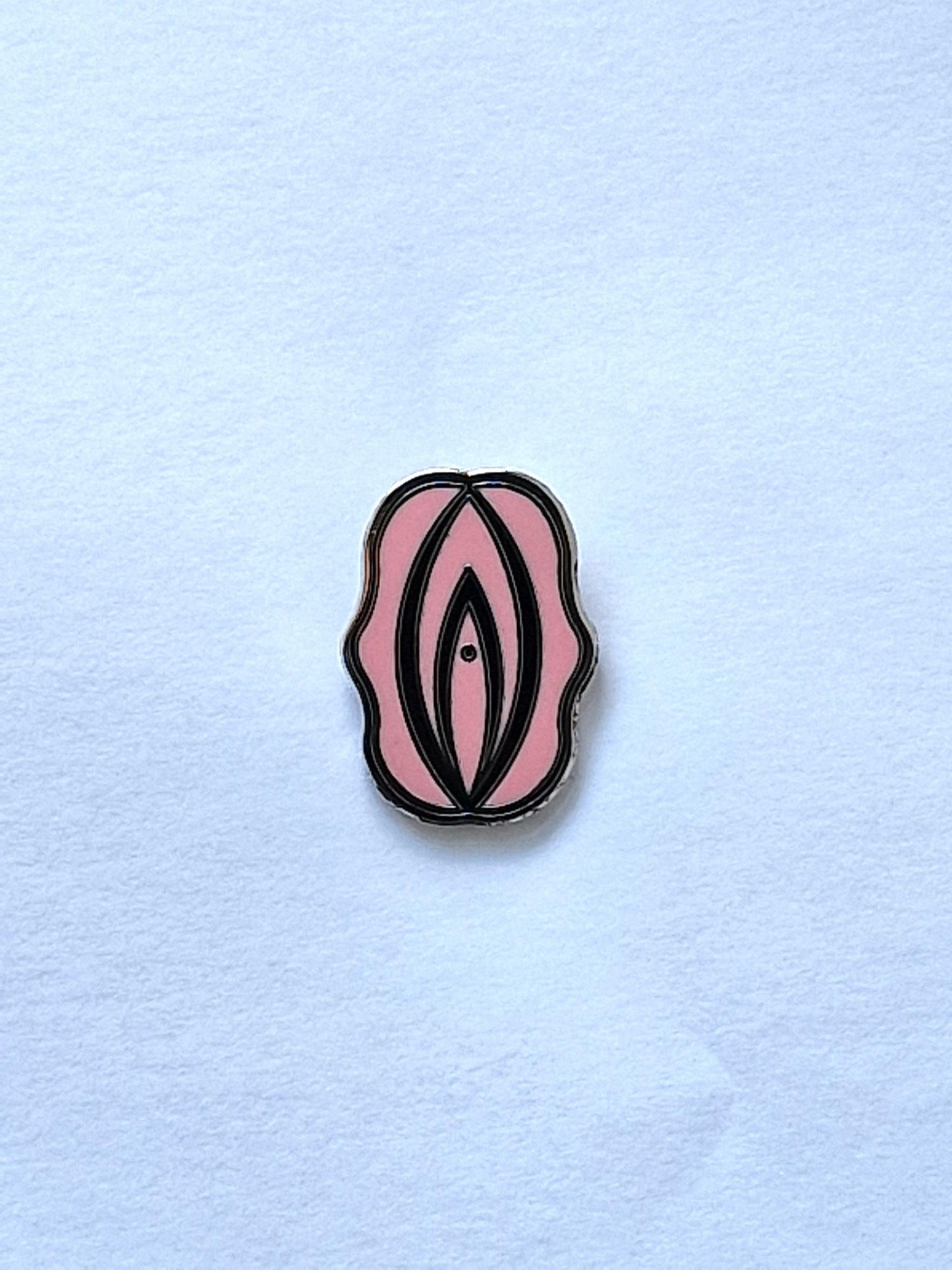 En fantastisk och rolig pins i form av en rosa och svart fiffi.