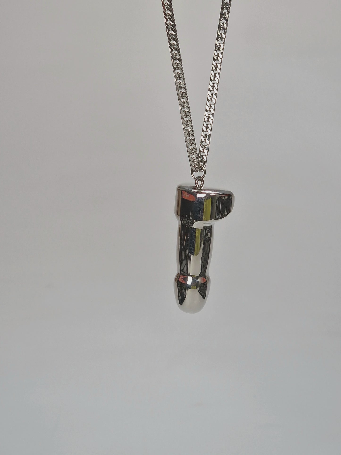 Vackert halsband i silver färgat stål, ett helt unikt och designat smycke med ett 5 cm långt hänge format som en penis