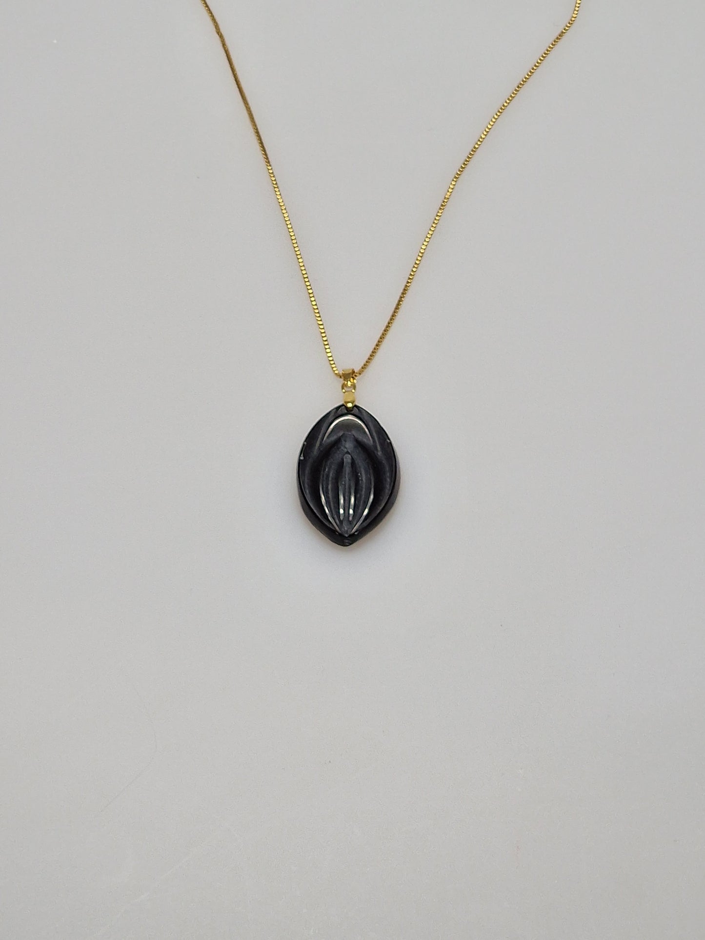 Unikt halsband från Dickfashion med hänge formad som en vagina eller en fiffi gjord av kristallen black onyx.