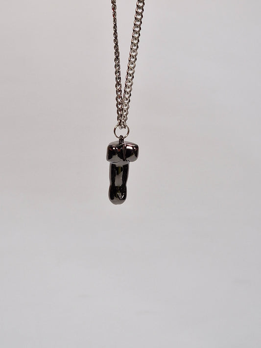 Eine wunderschöne Halskette mit einem Anhänger in Penisform. Der Anhänger ist ein Hahn oder Penis aus schwarzem Metall von 2,5 cm