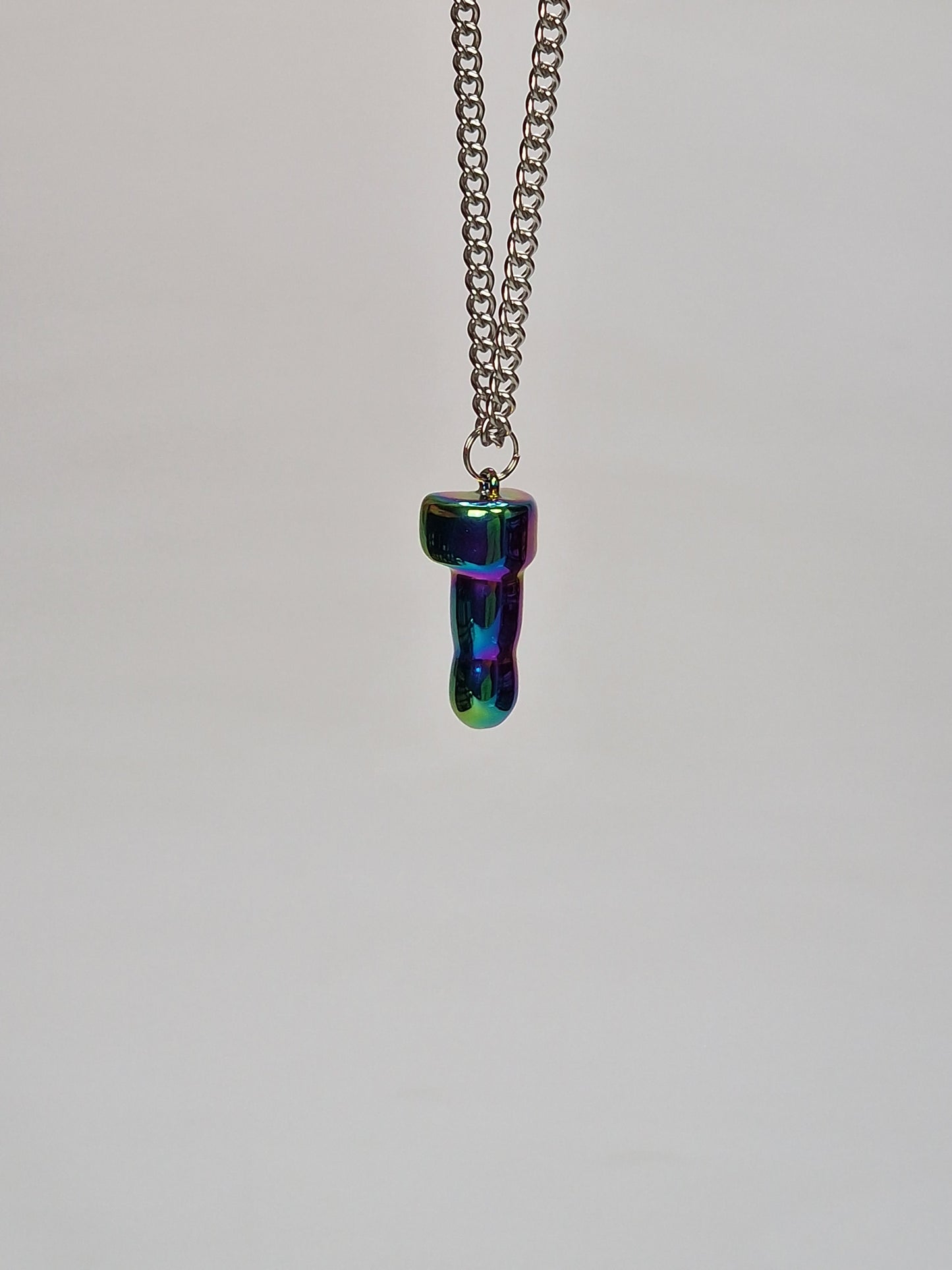 Spännande och unikt herr eller damhalsband i multicolor eller regnbågsfärgad metall - ett hängsmycke eller smycke i form av en dick på 2,5 cm