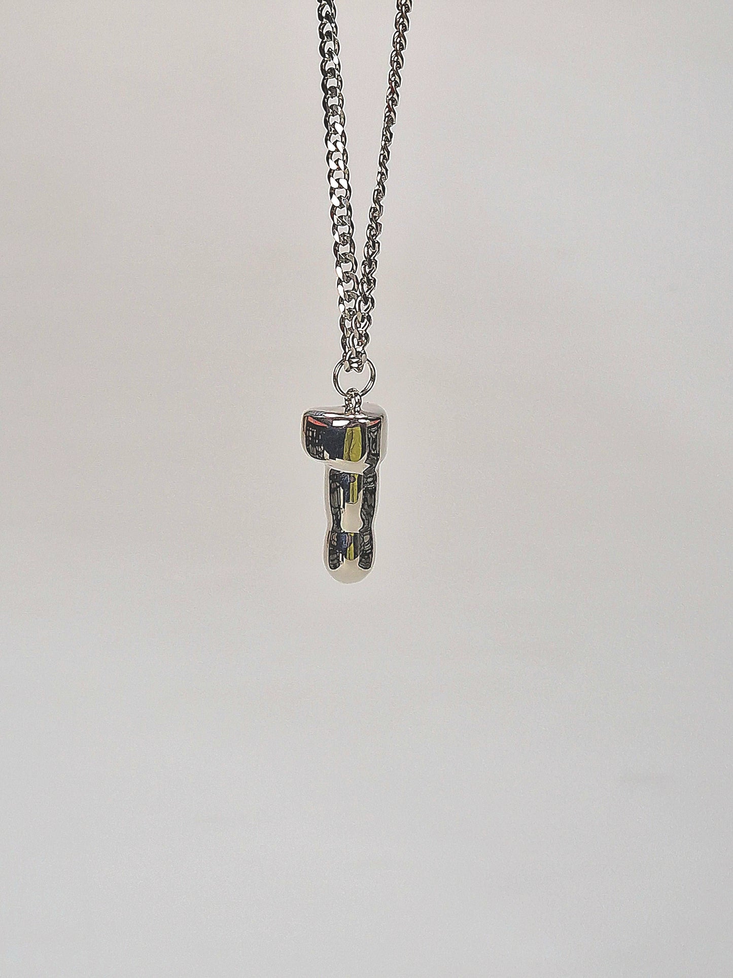 Halsband med en silverfärgad dick på 2.5 cm. Ett unikt och vackert hängsmycke.