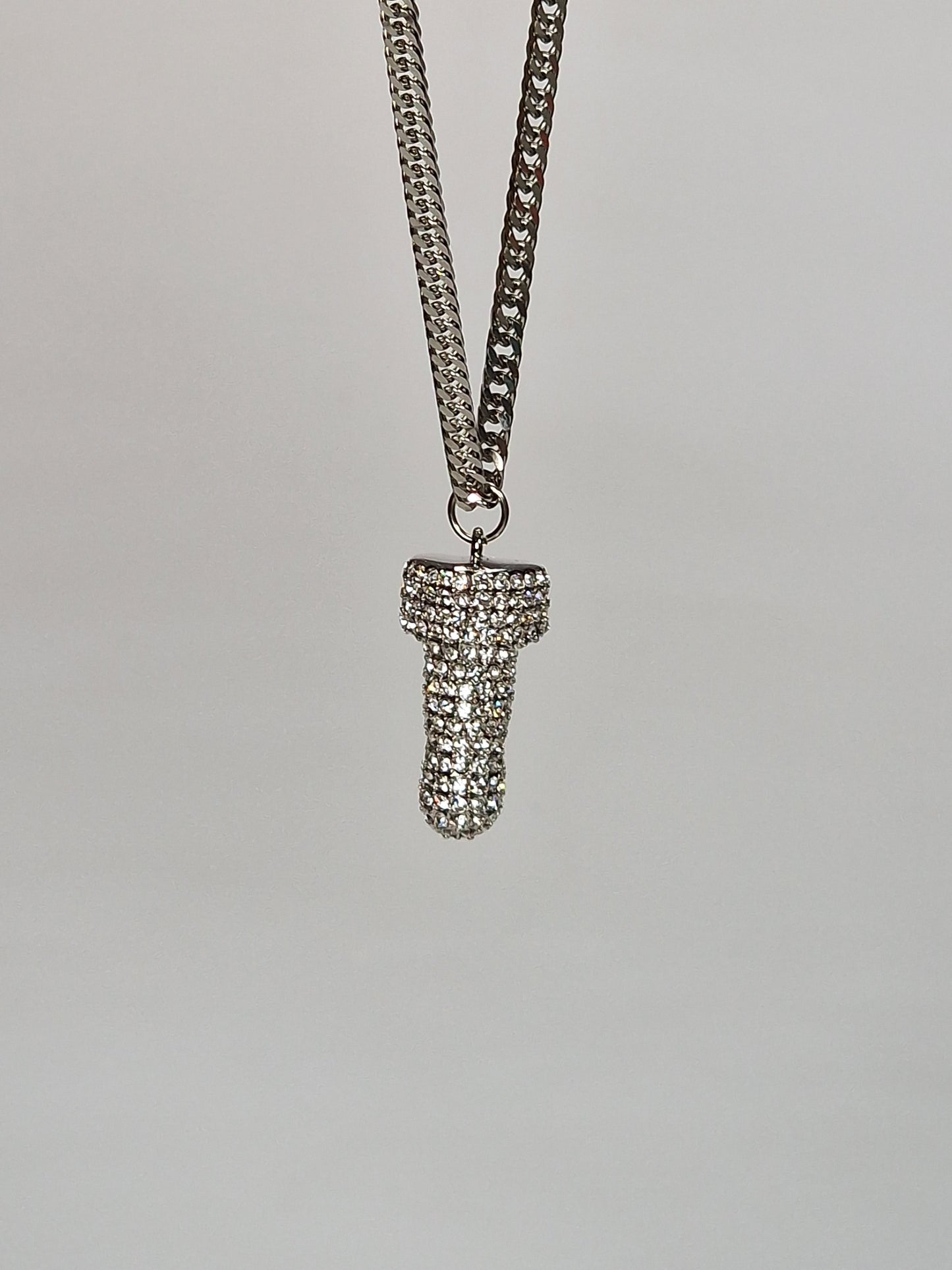 Ett unikt och vackert halsband i silvermetall täckt med kristaller med ett hänge formad som en penis som är 2,5 cm
