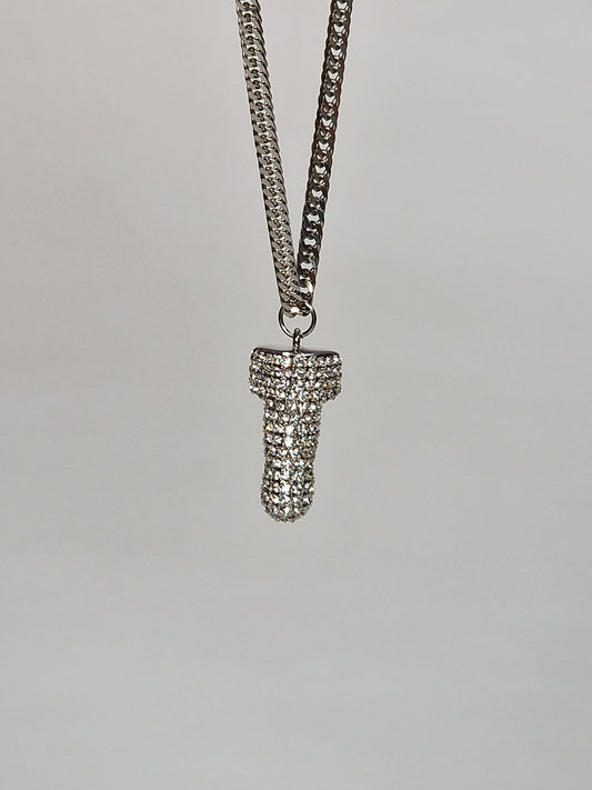 Un collar único y hermoso en metal plateado cubierto de cristales con un colgante con forma de pene de 2,5 cm.
