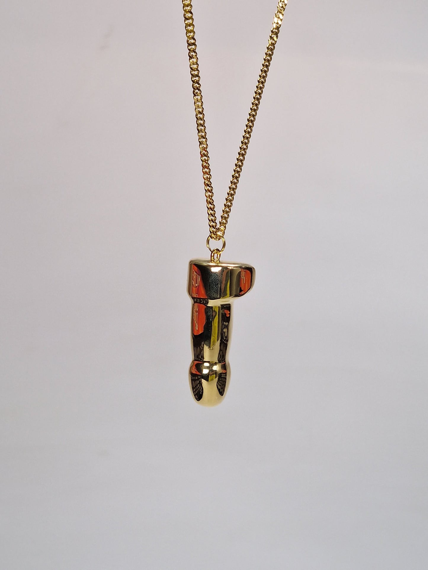 Halsband med en guldfärgad dick ca 5 cm. Ett unikt hängsmycke för både herr och dam