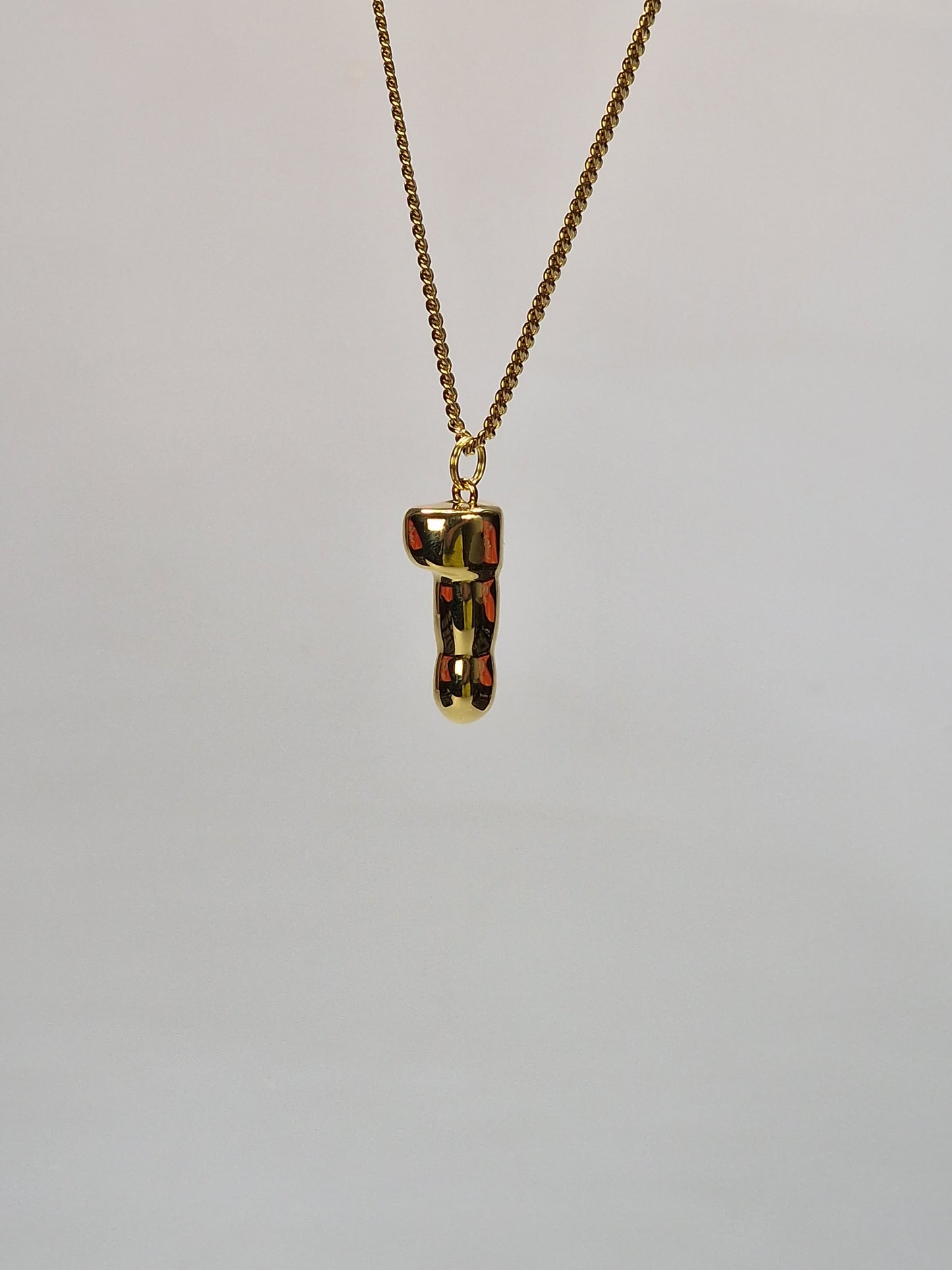 Vackert halsband med en guldfärgad snopp eller penis. Ett hängsmycke med ett hänge på 2,5 cm