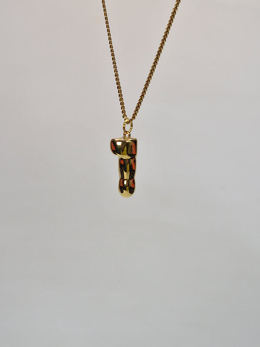 Wunderschöne Halskette mit goldfarbenem Anhänger. Ein Anhänger mit einem Anhänger von 2,5 cm